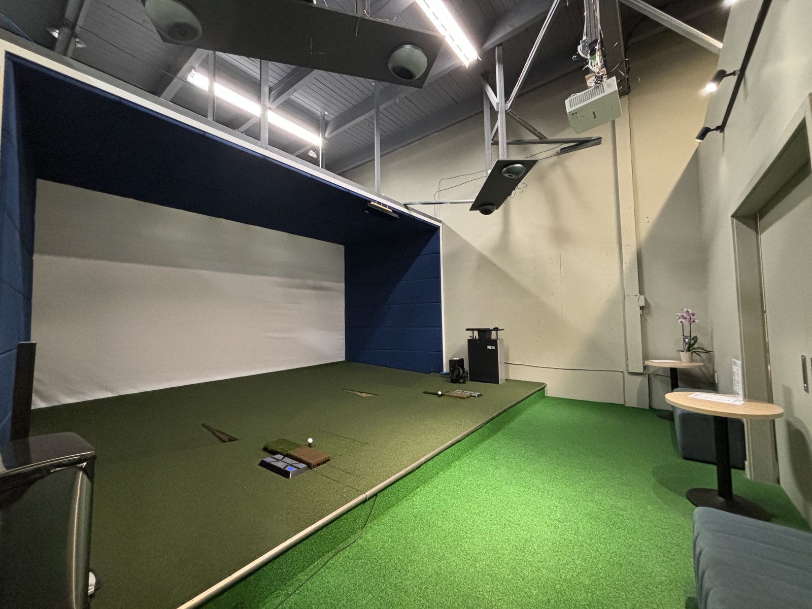 RG Eagleye III bay — angled view with seating area