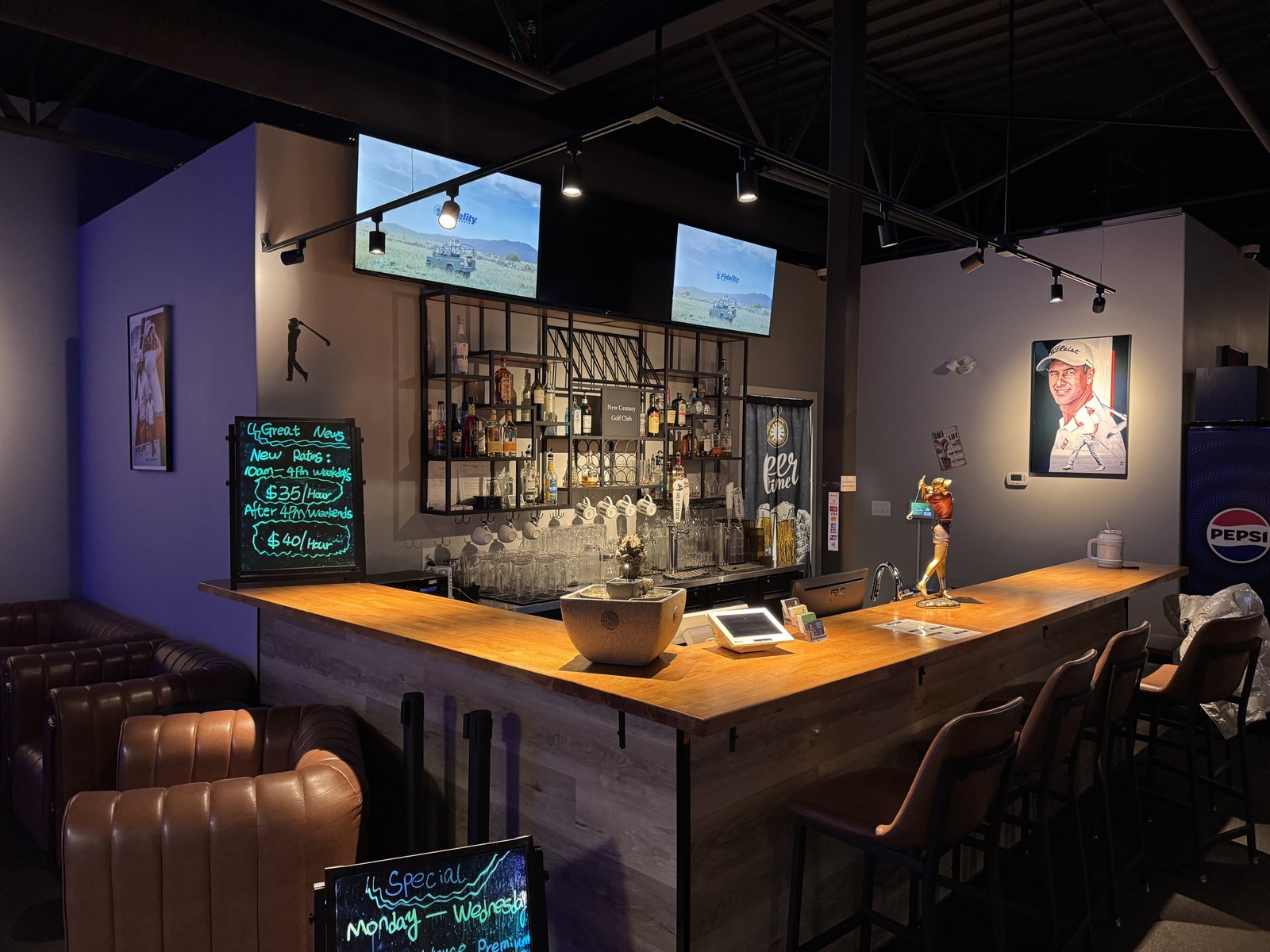 Golf O'Clock Regina — full-service bar with TVs